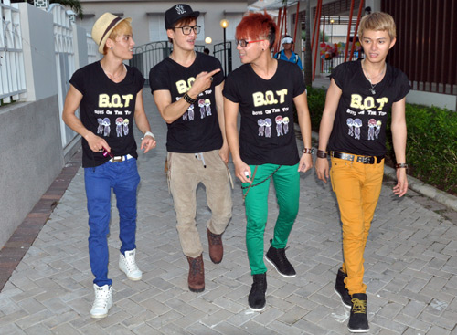 Phi Thanh Vân gây chú ý với style lạ, Ca nhạc - MTV, Phi thanh van, Da nau, Nu hoang dao keo, B O T, nhom nhac nam, offline ca si, Fan, ca si, dien vien