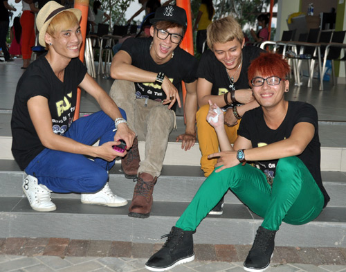 Phi Thanh Vân gây chú ý với style lạ, Ca nhạc - MTV, Phi thanh van, Da nau, Nu hoang dao keo, B O T, nhom nhac nam, offline ca si, Fan, ca si, dien vien