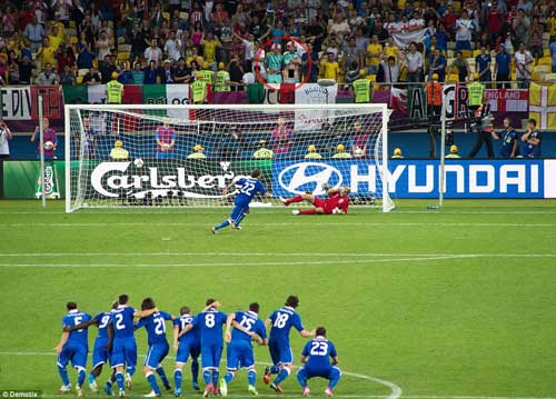 CĐV Anh tụt quần “dọa” Italia trong loạt 11m, Euro 2012, co dong vien tut quan, anh thua italia, euro 2012, lich thi dau euro, lich euro 2012, lich dau euro, lich dau euro 2012, ket qua euro 2012, bang xep hang euro 2012, video euro 2012, bong da, bong da 24h, bao bong da, ket qua bong da, lich thi dau bong da
