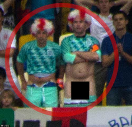 CĐV Anh tụt quần “dọa” Italia trong loạt 11m, Euro 2012, co dong vien tut quan, anh thua italia, euro 2012, lich thi dau euro, lich euro 2012, lich dau euro, lich dau euro 2012, ket qua euro 2012, bang xep hang euro 2012, video euro 2012, bong da, bong da 24h, bao bong da, ket qua bong da, lich thi dau bong da
