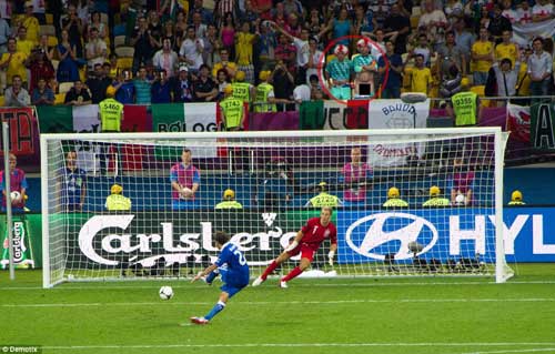 CĐV Anh tụt quần “dọa” Italia trong loạt 11m, Euro 2012, co dong vien tut quan, anh thua italia, euro 2012, lich thi dau euro, lich euro 2012, lich dau euro, lich dau euro 2012, ket qua euro 2012, bang xep hang euro 2012, video euro 2012, bong da, bong da 24h, bao bong da, ket qua bong da, lich thi dau bong da