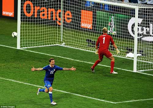 CĐV Anh tụt quần “dọa” Italia trong loạt 11m, Euro 2012, co dong vien tut quan, anh thua italia, euro 2012, lich thi dau euro, lich euro 2012, lich dau euro, lich dau euro 2012, ket qua euro 2012, bang xep hang euro 2012, video euro 2012, bong da, bong da 24h, bao bong da, ket qua bong da, lich thi dau bong da