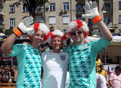 CĐV Anh tụt quần “dọa” Italia trong loạt 11m, Euro 2012, co dong vien tut quan, anh thua italia, euro 2012, lich thi dau euro, lich euro 2012, lich dau euro, lich dau euro 2012, ket qua euro 2012, bang xep hang euro 2012, video euro 2012, bong da, bong da 24h, bao bong da, ket qua bong da, lich thi dau bong da
