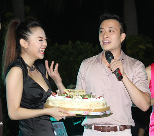 Minh Hằng suýt té lộn vì Nguyên Vũ, Ca nhạc - MTV, Minh Hang, Nguyen Vu, Buoc nhay hoan vu, tiec chung mung, quan quan, te nhao, ca si, tin tuc