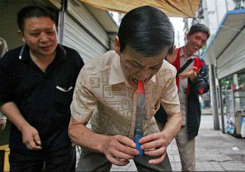 Rùng rợn những cuộc thi khắp thế giới, Phi thường - kỳ quặc, Cuoc thi rung ron, Kinh di, Hanh xac, Ngam ran trong mieng, Leo tay khong, Nguoi dan ong khong xuong Chuyen la, Chuyen la the gioi