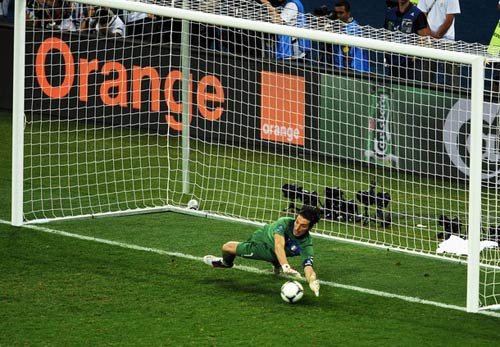 Buffon: Trường thành cản xe tăng, Bóng đá, buffon, DT Italia, video anh vs italia, anh - italia, anh, rooney, pirlo, euro 2012, lich thi dau euro, lich euro 2012, lich dau euro, lich dau euro 2012, ket qua euro 2012, bang xep hang euro 2012, video euro 2012