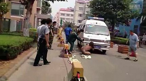 Khỏa thân chặn xe cứu thương, Chuyện lạ, Phi thường - kỳ quặc, khoa than, nude, phu nu khoa than, chuyen la, danh ghen, chuyen la the gioi