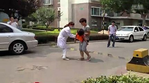 Khỏa thân chặn xe cứu thương, Chuyện lạ, Phi thường - kỳ quặc, khoa than, nude, phu nu khoa than, chuyen la, danh ghen, chuyen la the gioi