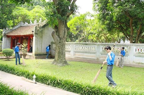 Sinh viên vào mùa 'trông rùa Văn Miếu', Giáo dục - du học, van mieu, cau may, si tu, thi sinh, sinh vien tinh nguyen, tuyen sinh 2012, dap an de thi dai hoc 2012, bao