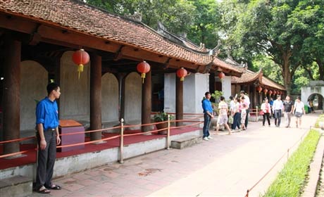 Sinh viên vào mùa 'trông rùa Văn Miếu', Giáo dục - du học, van mieu, cau may, si tu, thi sinh, sinh vien tinh nguyen, tuyen sinh 2012, dap an de thi dai hoc 2012, bao