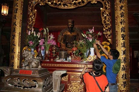 Sinh viên vào mùa 'trông rùa Văn Miếu', Giáo dục - du học, van mieu, cau may, si tu, thi sinh, sinh vien tinh nguyen, tuyen sinh 2012, dap an de thi dai hoc 2012, bao