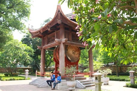 Sinh viên vào mùa 'trông rùa Văn Miếu', Giáo dục - du học, van mieu, cau may, si tu, thi sinh, sinh vien tinh nguyen, tuyen sinh 2012, dap an de thi dai hoc 2012, bao