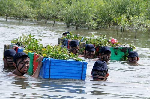 Hồn nhiên như “lính đặc công” tuổi teen, Tin tức trong ngày, linh dac cong, chien si dac cong, bo doi dac cong, dac cong, bo doi, luyen tap, tu hao chien si dac cong, hoc ky quan doi, dac cong rung sac, dac cong tap luyen, bao, tin hay, tin hot, tin tuc