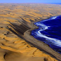 Cảnh tượng ngoạn mục nơi sa mạc gặp biển 