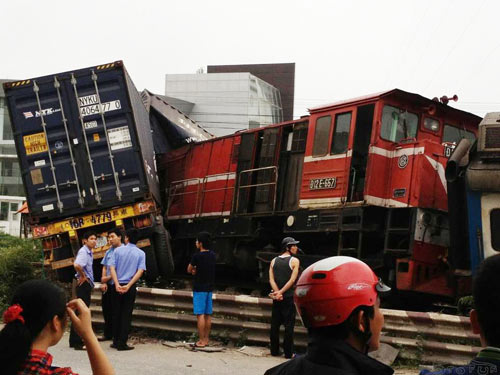 Tàu Hà Nội - Hải Phòng đâm nát xe container - 1