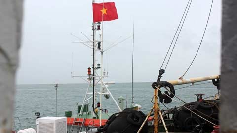 Cận cảnh tàu lạ xâm nhập trái phép biển VN - 10
