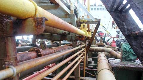 Cận cảnh tàu lạ xâm nhập trái phép biển VN - 12
