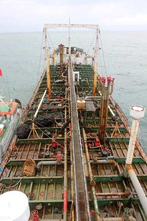 Cận cảnh tàu lạ xâm nhập trái phép biển VN - 2
