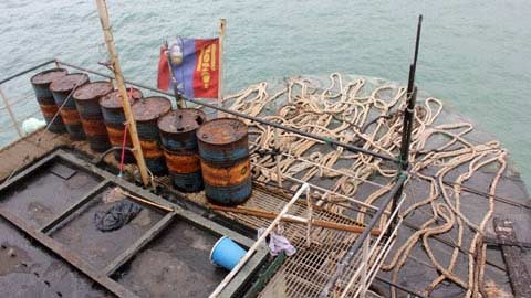 Cận cảnh tàu lạ xâm nhập trái phép biển VN - 5