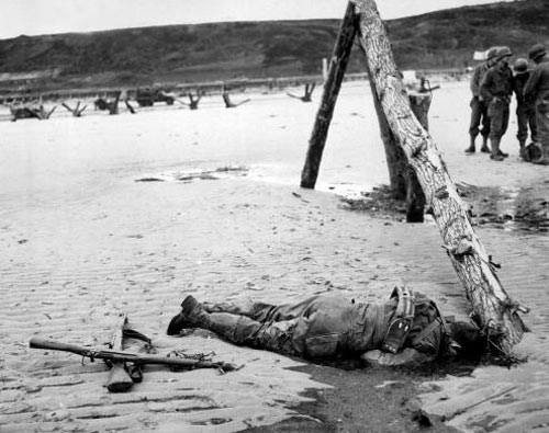 Hình ảnh bi tráng về trận đổ bộ Normandie 70 năm trước - 7