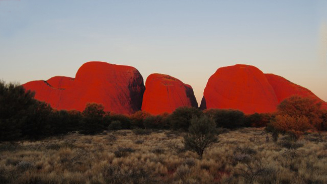 27. Vườn quốc gia Uluru-Kata Tjuta, Úc: là nơi bạn sẽ được chiêm ngưỡng những khối đá sa thạch lớn nhất thế giới. Thời điểm tuyệt nhất để ghé thăm Uluru-Kata Tjuta là lúc hoàng hôn, khi những tảng đá phát sáng đỏ rực dưới nắng chiều. 
