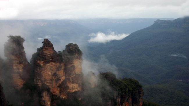 28. Đến vườn quốc gia Blue Mountains, Úc: bạn sẽ bị mê hoặc giữa không gian yên bình của khu rừng mưa, bao quanh là những thác nước hùng vĩ.  
