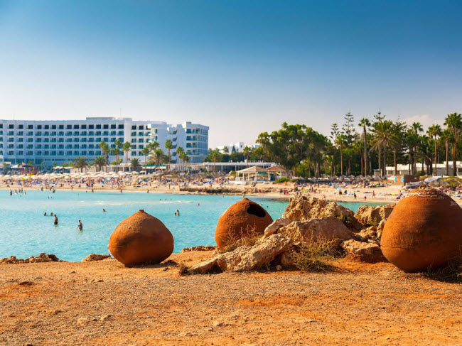 Đối với du khách thích tiệc tùng, bãi biển Nissi ở Cyprus là lựa chọn lý tưởng, vì nơi đây thường tổ chức các buổi đại tiệc trên bãi biển vào dịp cuối tuần. Ngoài ra, bạn cũng có thể ngâm mình dưới làn nước trong xanh và ngắm cảnh xunh quanh.