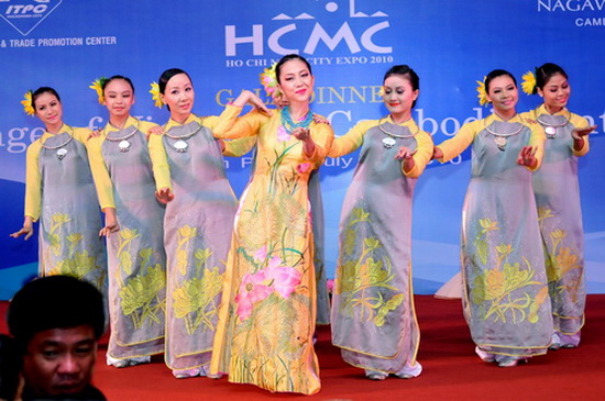 Võ Hoàng Yến gợi cảm tại Campuchia, Thời trang, Võ Hoàng Yến, Ngọc Quyên, Hương Giang, Ngọc Bích, Trang Nhung, Cam-pu-chia, giao lưu văn hoá, PL Model, Phnompenh, Thuận Việt