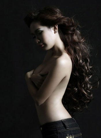 Duy Uyên lộ ảnh bán nude - 1