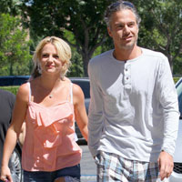 Britney Spears ‘xoắn’ chặt Jason Trawick