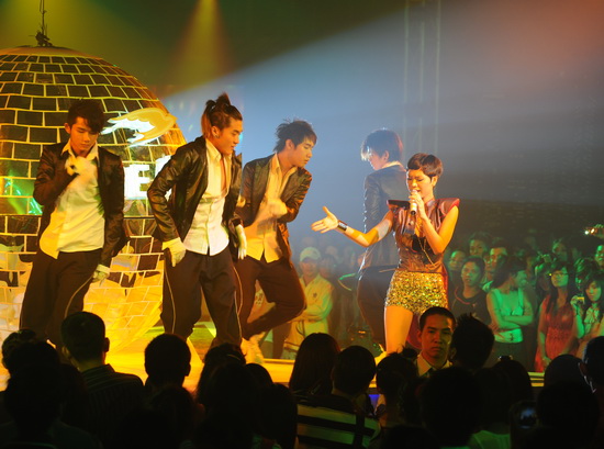Ngô Thanh Vân nhảy cực "bốc" cùng vũ điệu ánh sáng, Ca nhạc - MTV, Ngo Thanh Van, Rise above with Star, Toa sang cung sao, nhac dance, Yen Trang, Pham Anh Khoa, Tra My, ngoi sao, ca nhac