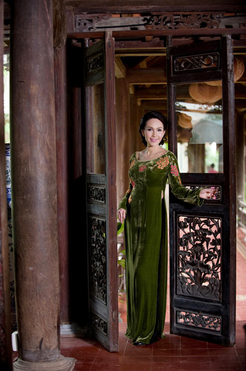 Diễm My và Lê Khanh mặc áo dài mừng đại lễ - 9