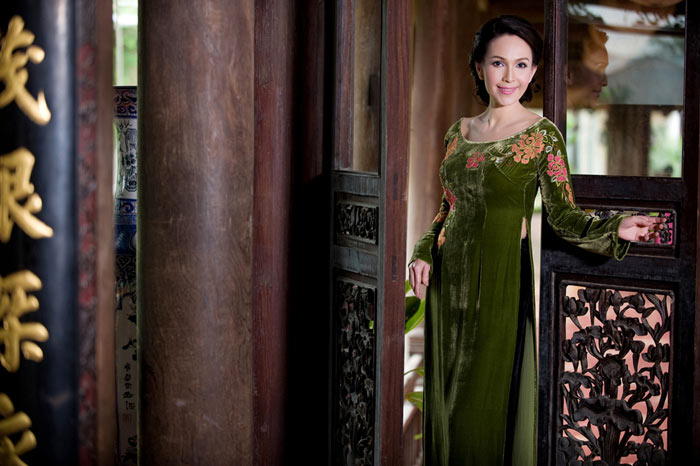 Diễm My và Lê Khanh mặc áo dài mừng đại lễ - 10