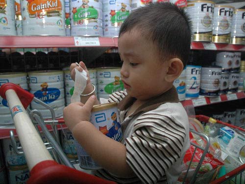 Giá sữa ngoại bị thao túng ! - 1