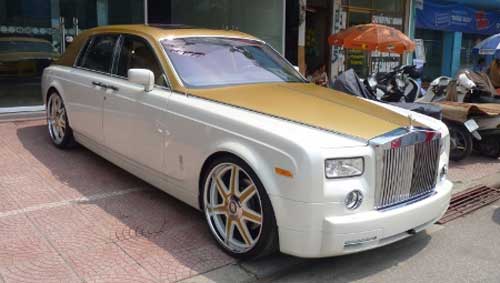 Siêu xe Rolls-Royce Phantom có màu lạ tại Hà Nội - 3