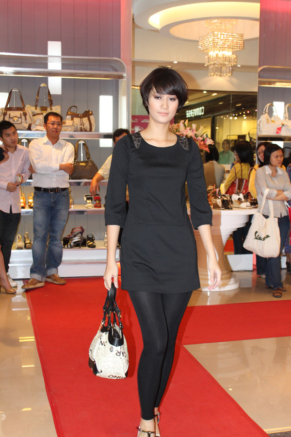 Thanh Hằng & Ngô Thanh Vân mặc chung váy?, Thời trang, Thanh Hang, Ngo Thanh Van, sieu mau, thoi trang, Trieu Trang, Nhu Thao, tui xach, Carlo Rino