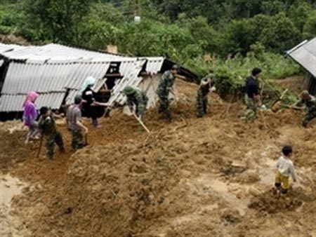 Lai Châu: Cả nhà bị vùi lấp vì sạt lở đất - 1