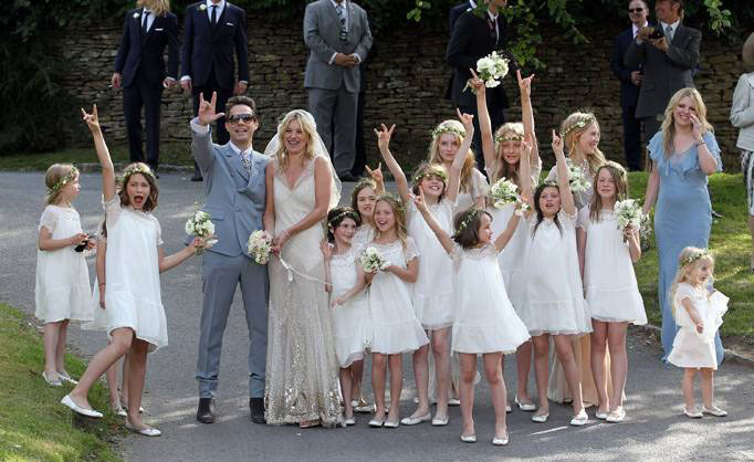 Kate Moss đẹp bất ngờ trong đám cưới - 13