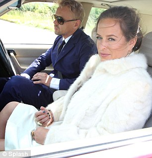 Kate Moss đẹp bất ngờ trong đám cưới - 21