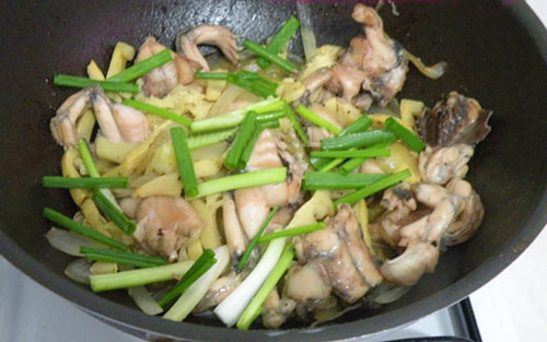 Lạ miệng với ếch xào măng - 9