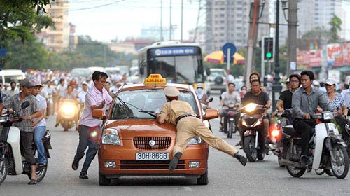 Vì sao cảnh sát liên tiếp bị hành hung? - 1