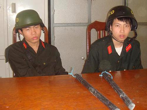 Quân trang, quân phục giả bày bán công khai - 1