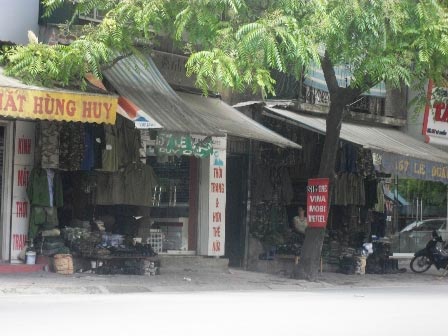 Quân trang, quân phục giả bày bán công khai - 2