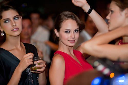 Video: Maya chăm "tự sướng" khi đi bar - 8