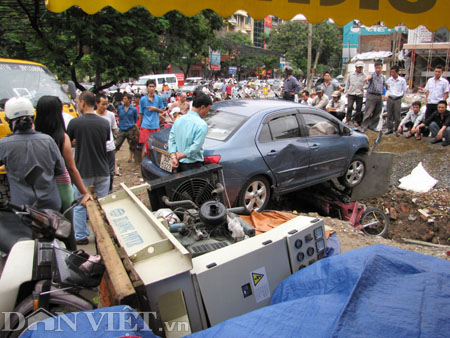 Kinh hoàng "xe điên" gây tai nạn liên hoàn - 1