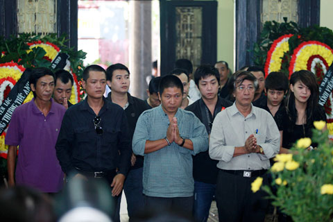 Đám tang đẫm lệ NS Hồng Sơn, Phim, Dien vien hong son qua doi, Nguyen nhan cai chet dien vien hong son, Hong son qua doi, Ma lang, Phim, Nghe si Viet, Dam tang Hong son, tin tuc