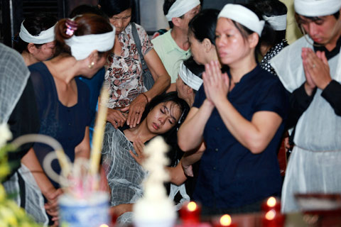 Đám tang đẫm lệ NS Hồng Sơn, Phim, Dien vien hong son qua doi, Nguyen nhan cai chet dien vien hong son, Hong son qua doi, Ma lang, Phim, Nghe si Viet, Dam tang Hong son, tin tuc