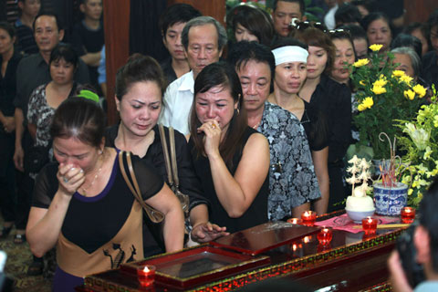Đám tang đẫm lệ NS Hồng Sơn, Phim, Dien vien hong son qua doi, Nguyen nhan cai chet dien vien hong son, Hong son qua doi, Ma lang, Phim, Nghe si Viet, Dam tang Hong son, tin tuc