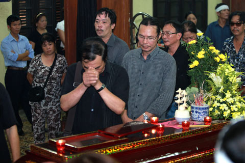 Đám tang đẫm lệ NS Hồng Sơn, Phim, Dien vien hong son qua doi, Nguyen nhan cai chet dien vien hong son, Hong son qua doi, Ma lang, Phim, Nghe si Viet, Dam tang Hong son, tin tuc