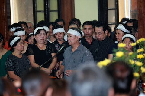 Đám tang đẫm lệ NS Hồng Sơn, Phim, Dien vien hong son qua doi, Nguyen nhan cai chet dien vien hong son, Hong son qua doi, Ma lang, Phim, Nghe si Viet, Dam tang Hong son, tin tuc